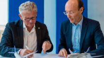 Anko van der Werff, presidente de SAS y Patrick Roux, consejero delegado de Skyteam fueron los encargados de firmar el acuerdo de unión.