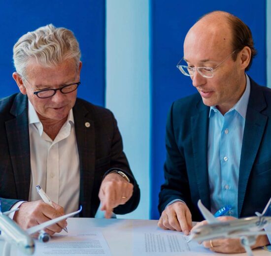 Anko van der Werff, presidente de SAS y Patrick Roux, consejero delegado de Skyteam fueron los encargados de firmar el acuerdo de unión.