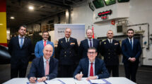 Firma del acuerdo entre Airbus y Navantia a bordo del LHD Juan Carlos I.