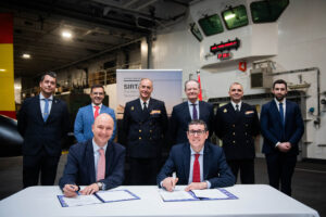 Firma del acuerdo entre Airbus y Navantia a bordo del LHD Juan Carlos I.