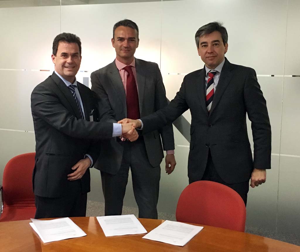 El director de Desarrollo de Negocio de Transporte de Tecnalia, Javier Coleto (izquierda), el director de CATEC, Joaquín Rodríguez (al centro); y el director de CTA, Ignacio Eiriz (derecha) en la firma del acuerdo.