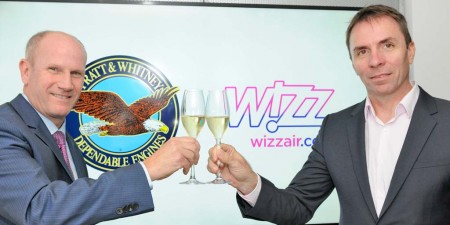 Rick Deurloo, vice presidente senior de ventas de motores comerciales, marketing, y apoyo al cliente de  Pratt & Whitney (izquierda) y Jozsef Varadi, presidente de Wizz Air celebran el contrato.