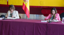 Las ministras Robles (derecha) y Rivera (izquierda), firman la renovación del acuerdo para los aviones del 43 Grupo del Ejército del Aire.