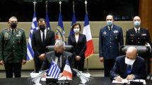 Theodoros Lagios, director general de Armamento e Inversiones del ministerio de Defensa griego y Eric Trappier, presidente de Dassault firman la comrpa de los Rafale.