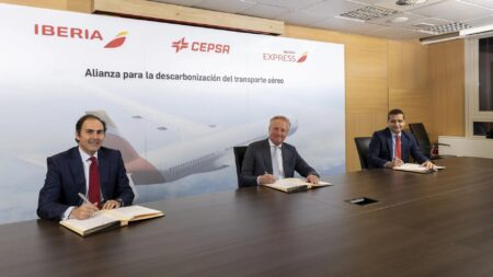 Aerolineas y productores de SAF firman contínuamente acuerdos, pero el precio no baja.