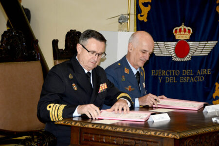 El  almirante Rosique jefe de la DGAM del ministerio de Defensa; y el general José Luis Pardo del Ejército del aire firman la transferencia del simulador.