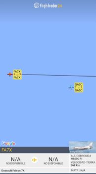 Dos vuelos privados en FlightRadar sin mostrar la información de ruta y matrícula. 