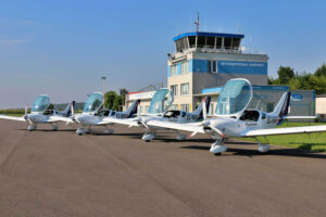 Los alumnos grado en Gestión y Operaciones del Transporte Aéreo de la ETSIAE podrán formarse como pilotos en Flyschool.