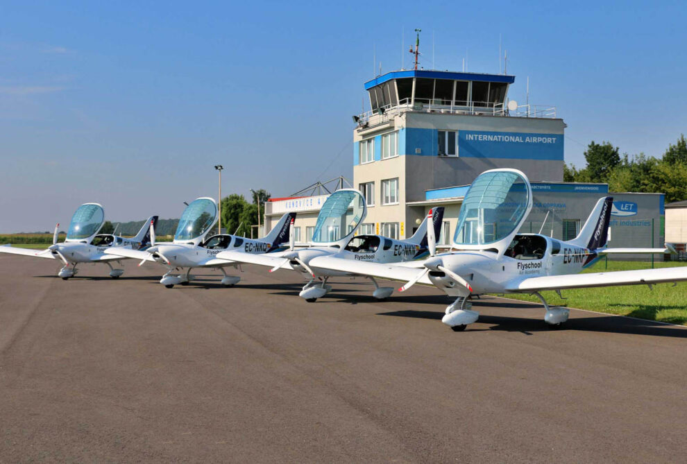 Los alumnos grado en Gestión y Operaciones del Transporte Aéreo de la ETSIAE podrán formarse como pilotos en Flyschool.