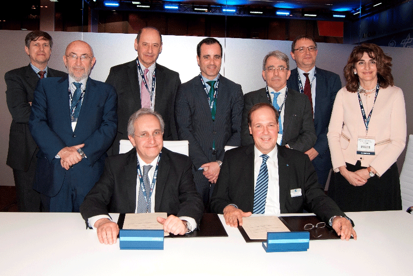 Sentados, el director general de ENAIRE, Ángel Luis Arias, y el director general de EUROCONTROL, Frank Brenner, en el momento de la firma en el World ATM Congress 2016.