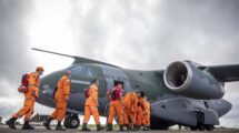 Embarque de un grupo de bomberos brasileños en un Embraer KC-390 de la Fuerza Aérea de Brasil para volar a Haití.