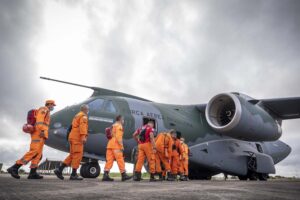 Embarque de un grupo de bomberos brasileños en un Embraer KC-390 de la Fuerza Aérea de Brasil para volar a Haití.