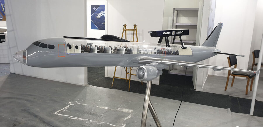 Maqueta con la configuración del A321 AEW&C de India. También hay otra configuración con un radar naval bajo el fuselaje.
