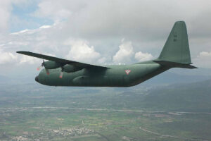 Uno de los dos últimos C-130 operativos de la Fuerza Aérea de Mèxico es este L-100-30.