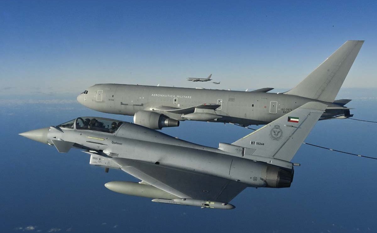 La Aeronaútica Militar italiana apoyó a los dos Eurofighter kuwaitíes en el vuelo de entrega.