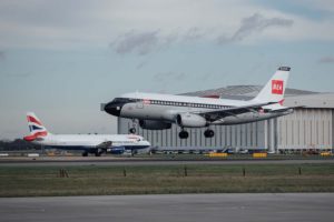 Aterrizaje en Londres heathrow del A319 G-EUPJ procedente de Shannon con los nuevos colores retro de BEA.