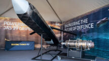 Maqueta del UAV y su motor a reacción que está desarrollando GKN Aerospace para Suceia.