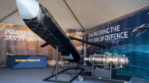 Maqueta del UAV y su motor a reacción que está desarrollando GKN Aerospace para Suceia.
