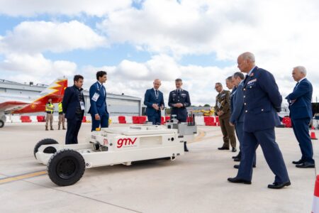 GMV mostró en BACSI 2026, entre otros sistemas, este tractor de remolque de aeronaves capaz de operar de forma autónoma.