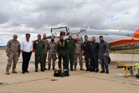 Foto de familia en Matacan tras el últomo vuelo de un C-101 con el Ala 74.