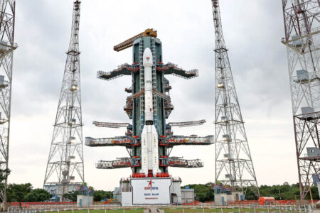 El lanzador GSLV MkII en la torre de lanzamiento con NISAR a bordo.