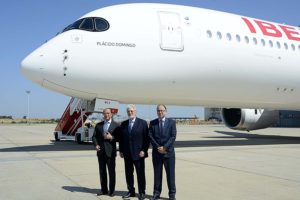 Antonio Vázquez,,presidente de IAG (izquierda) y Luis Gallego, presidente de Iberia, escoltan a Plácido Domingo frente al A350 con su nombre.