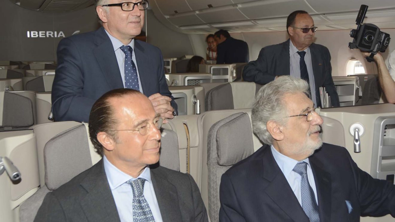 Tras la ceremonia de bautismo, Luis Gallego y Manuel Vázquez acompañaron a Plácido Domingo a visitar el nuevo A350 de Iberia.