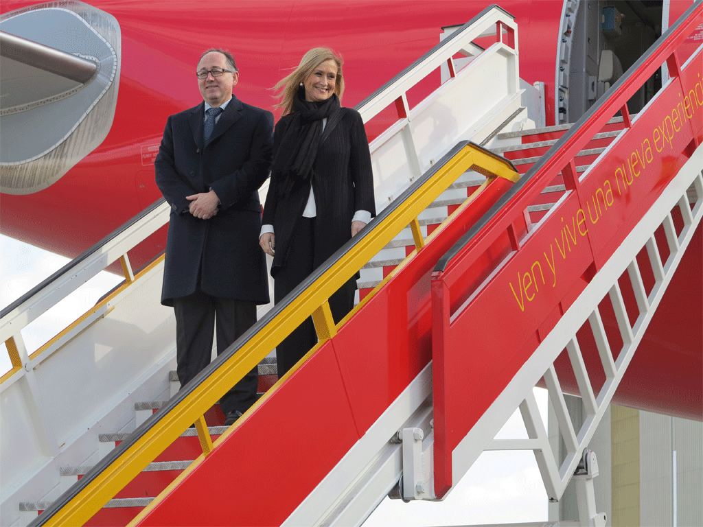 La presidenta de la Comunidad de Madrid y el de Iberia posan en la escalerilla del nuevo A330-200 con el que Iberia servirá su nueva ruta a Japón.