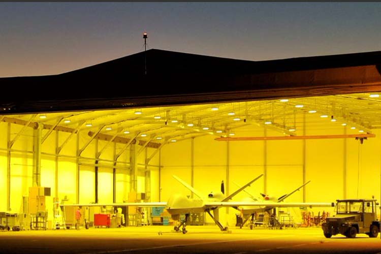 Dos MQ-9 del Ala 23 en su hangar en la base aérea de Talavera.