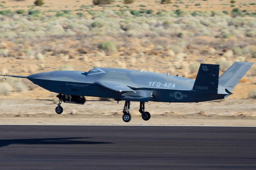 Uno de los YFQ-42A despega durante un vuelo de pruebas.