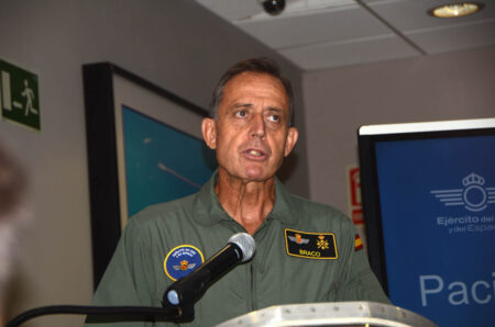 El general Braco durante su intervención.