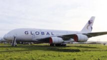 El primer Airbus A380 de Global Airlines en el aeropuerto de Tarbes.