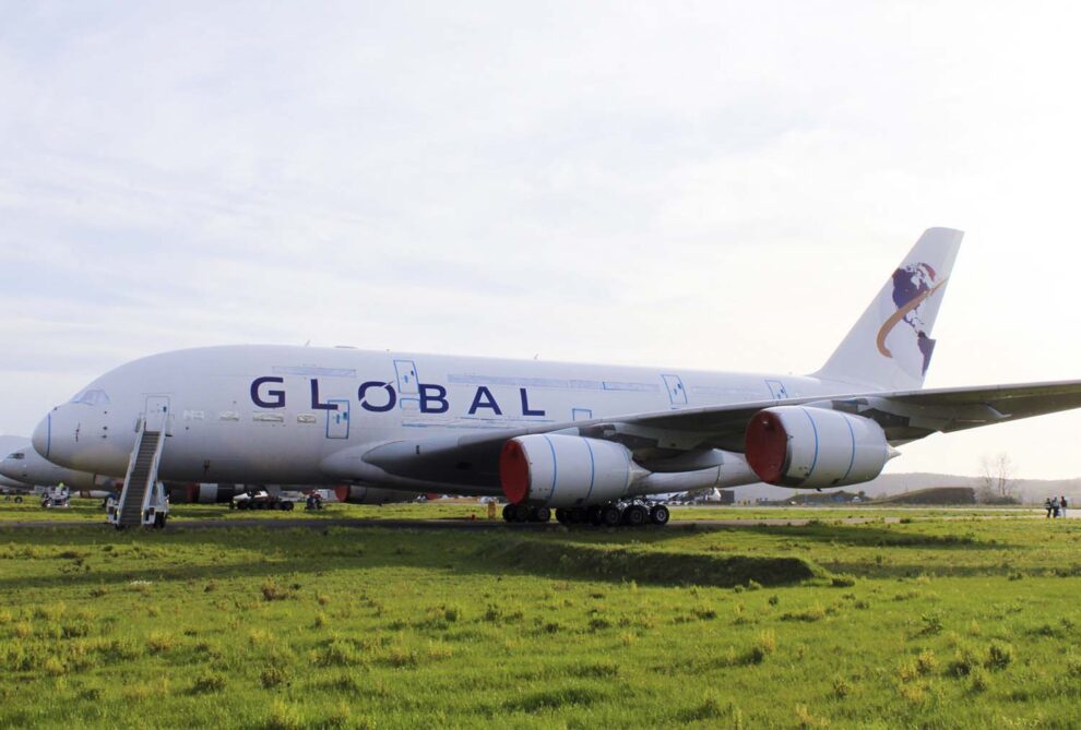 El primer Airbus A380 de Global Airlines en el aeropuerto de Tarbes.