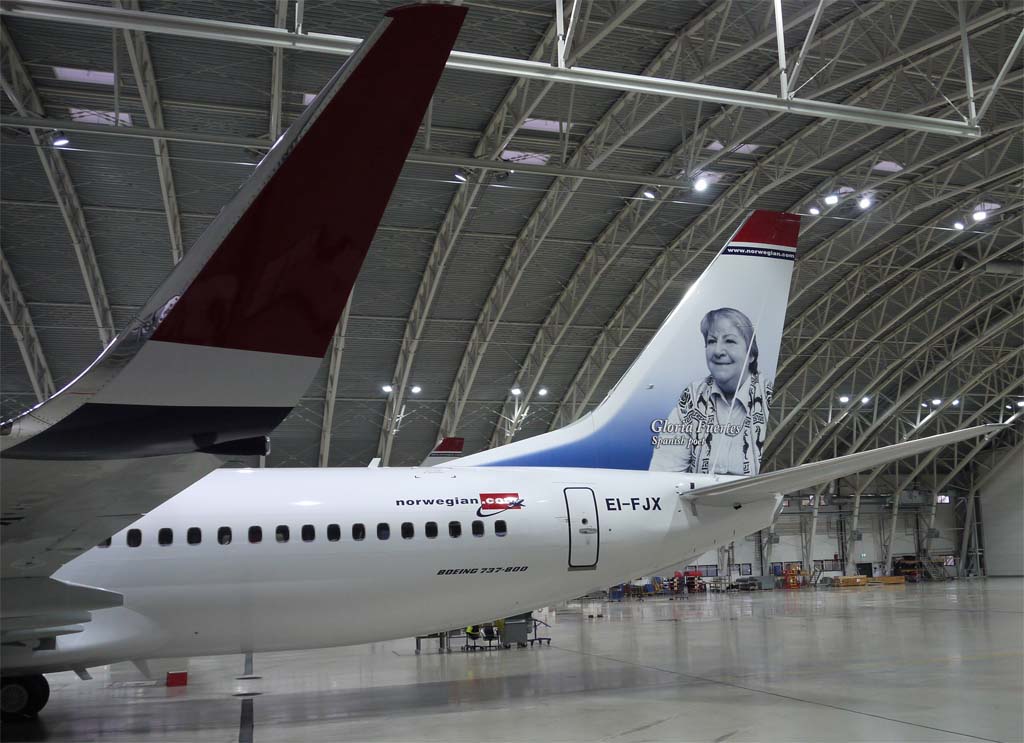 Boeing 737 de Norwegian, EL-FJX, decorado con la imagen de Gloria Fuertes, otro homenaje a la cultura española
