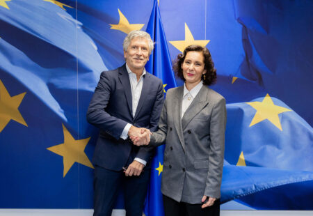 El ministro Grande-Marlaska con la comisaria europea Hadja Lahbib tras su reunión en Bruselas.