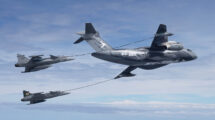 Dos Saab JAS-39 brasileños repostando del demostrador del Embraer KC-390.