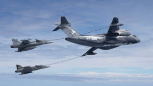 Dos Saab JAS-39 brasileños repostando del demostrador del Embraer KC-390.