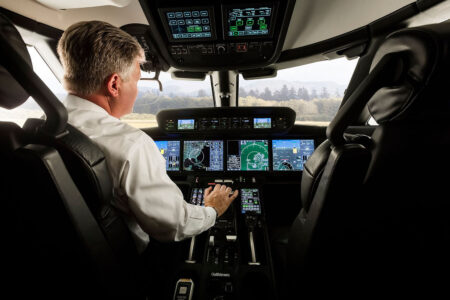 Cockpit del Gulfstream G400.