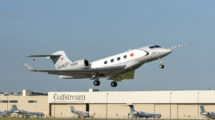 Despegue del Gulfstream G400 en su primer vuelo.