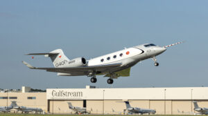 Despegue del Gulfstream G400 en su primer vuelo.