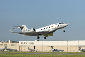 Despegue del Gulfstream G400 en su primer vuelo.