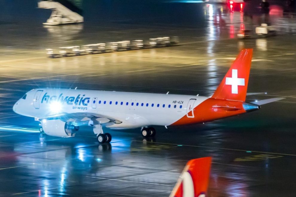 El primer Embraer E190-E2 de Helvetic a su llegada a Zurich.
