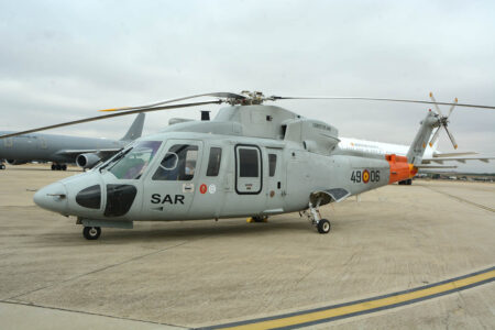 El primero de los S-76 trabnsferidos al Ala 49 con los emblemas de esta.