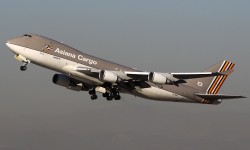 Boeing 747-400F HL-7604