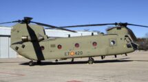 El primer Boeing CH-47-F en la plataforma de la base Coronel Maté en Colmenar Viejo.
