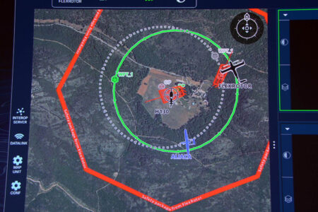 Pantalla con el desarrollo del ejercicio con las trayectorias de los dos drones, y las zonas que están observando en cada momento.