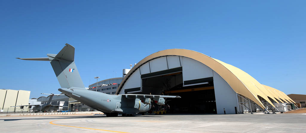 El nuevo hangar que Airus Defense and Space ha añadido a sus instalaciones en el aeropuerto de Sevilla se encuentra situado entre estas y los hangares de la Maestranza.