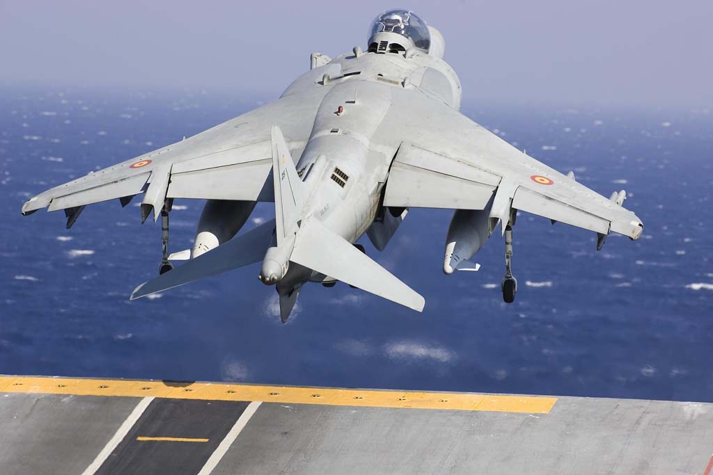 El denominado Sky Jump, una breve rampa al final de la cubierta permite a los Harrier despegar con mayor peso de los buques.