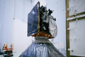 La sonda Hera poco antes de serr encapsulada en la cofia del cohete Falcon 9.