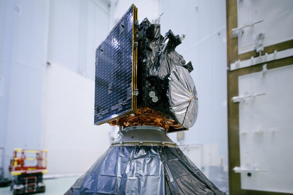 La sonda Hera poco antes de serr encapsulada en la cofia del cohete Falcon 9.